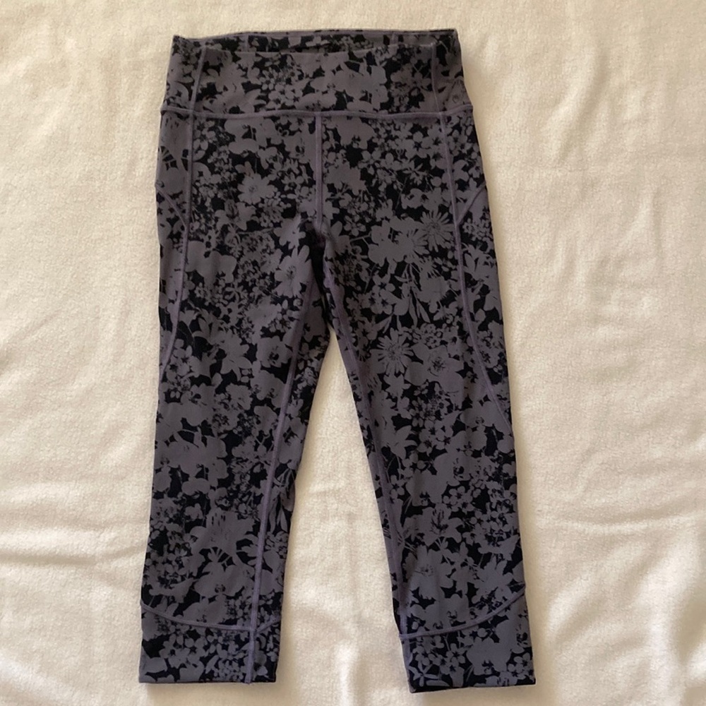 Lululemon In Movement leggings. Size 8. 21” inseam.